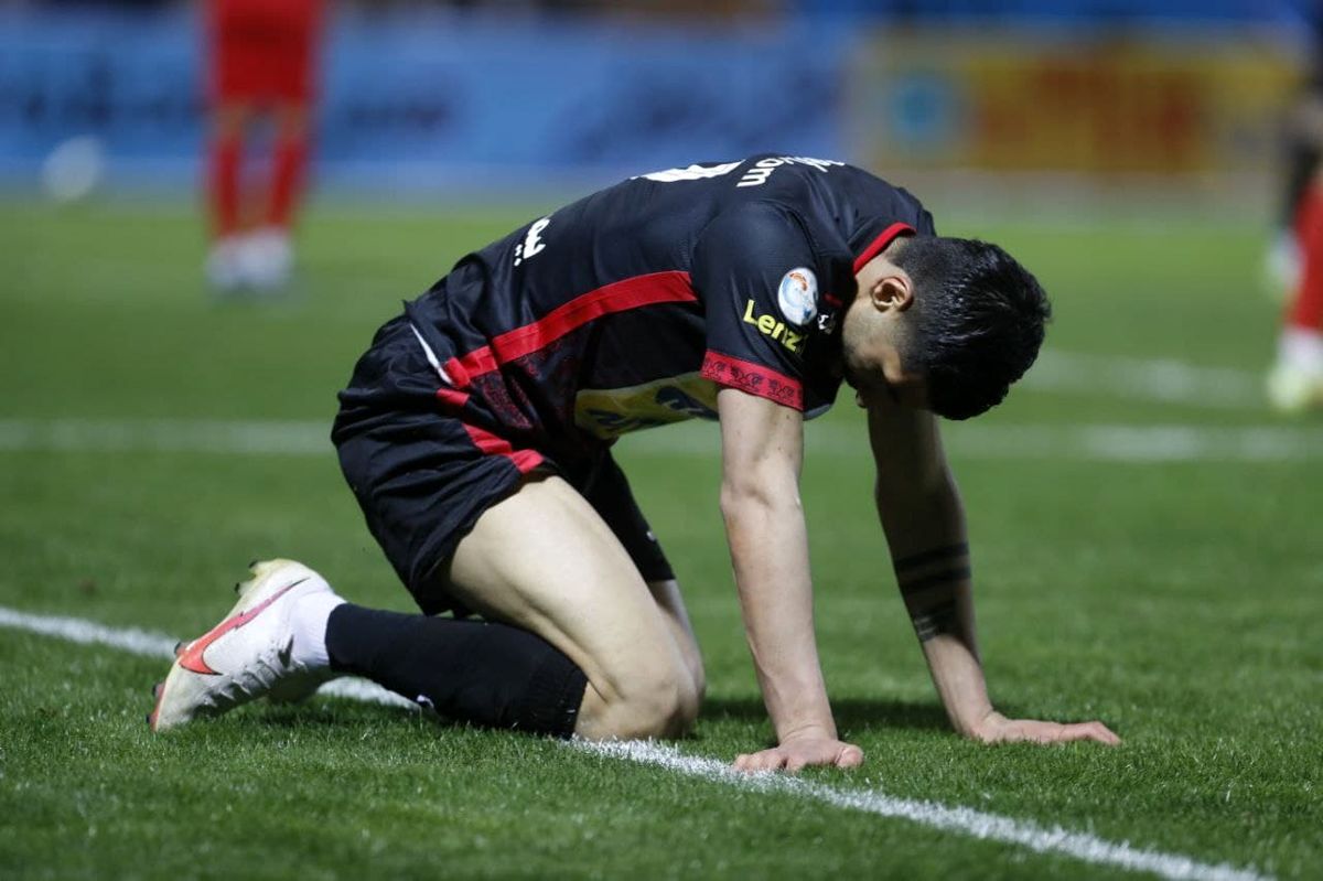 چرا پرسپولیسیها در رختکن حبس شدند؟