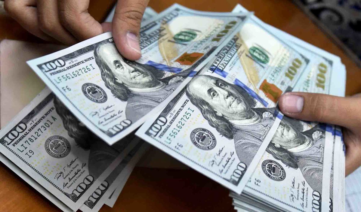 تداوم ریزش قیمت دلار در بازار فضای نوسانگیری محدودتر شد