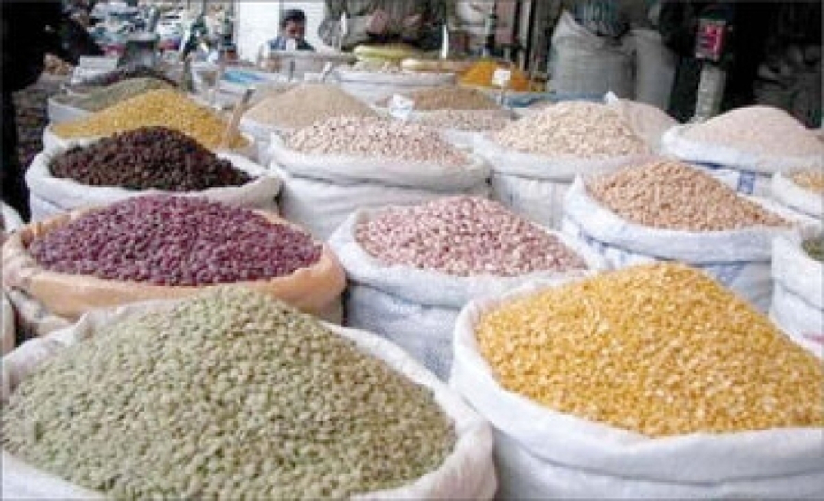آفت و خشکسالی عامل اصلی افزایش قیمت حبوبات هستند قیمت عمدهفروشی لوبیا چیتی بین ۳۵۰ هزار تا ۳۸۰ هزار تومان است